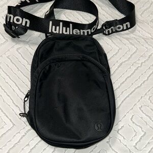 Lululemon black cross body